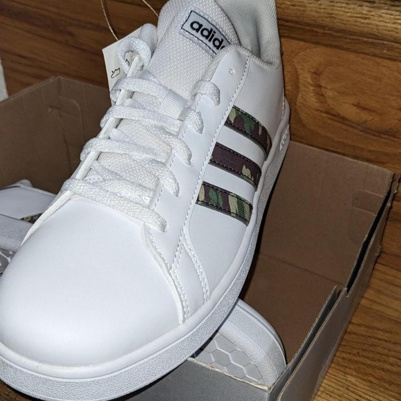 adidas Grand court k kids 5.5y sneaker - Picture 2 of 4